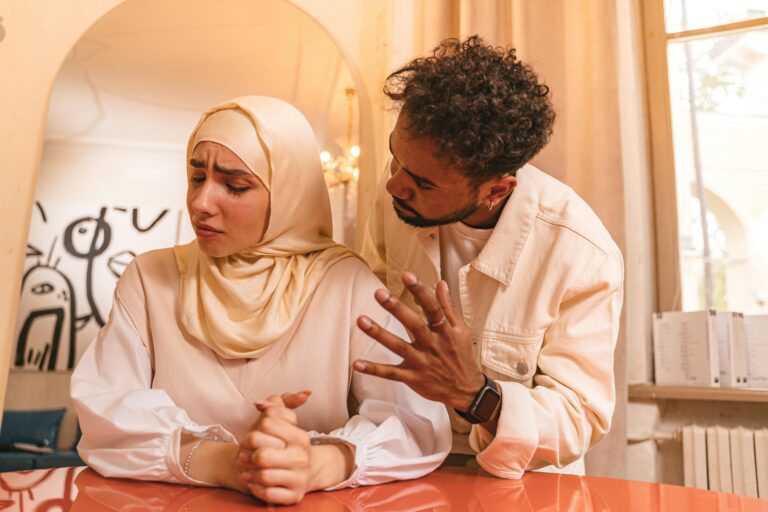 Sare u Qaadidda Xiriirka Qoyska: Hagaha Dhisidda Qoys Midaysan oo Xooggan